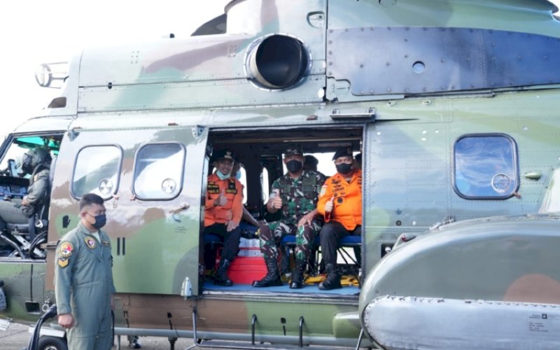 PEMANTAUAN. Gubernur Sulsel Andi Sudirman Sulaiman bersama Mayor Inf Sarman dari Kodam XIV Hasanuddin melakukan searching area menggunakan helikopter di Perairan Kepulauan Pangkep, Minggu (29/5/2022) pagi. foto: istimewa