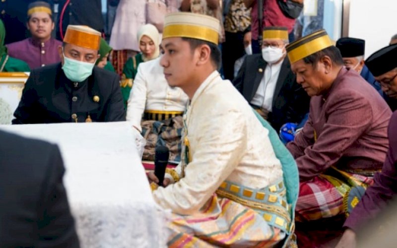 SAKSI PERNIKAHAN. Gubernur Sulsel Andi Sudirman Sulaiman hadir memberikan doa dan restu sebagai saksi akad nikah putra Bupati Soppeng Andi Kaswadi Razak dan Nurjannah Said, Andi Muhammad Ikram Kaswadi yang menikahi Andi Asti Abadi Islam, putri dari Muhammad Islam Pamme dan Andi Tenri Page di Masjid Jabal Nur, Villa Sanubari Residence II, Jl Salotungoa, Kecamatan Lalabata, Kota Watansoppeng, Kabupaten Soppeng, Minggu (8/5/2022). foto: istimewa