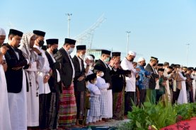 Warga Padati Salat Id di Pelataran Masjid Kubah 99 Asmaul Husna