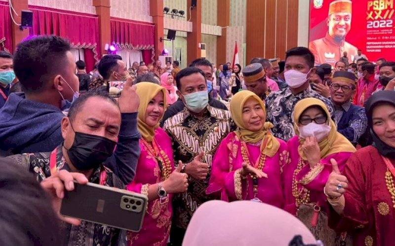 SWAFOTO. Para peserta PSBM XXII foto bersama dengan Gubernur Sulsel, Andi Sudirman Sulaiman, di Baruga Karaeng Pattingaloang, Rumah Jabatan Gubernur Sulsel, Jl Sungai Tangka, Kota Makassar, Jumat (13/5/2022). foto: istimewa