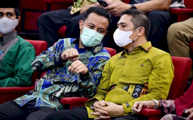 SILATURAHMI. Gubernur Sulsel Andi Sudirman Sulaiman berdiskusi dengan Ketua Umum DPP Permas Syamsul Rizal pada acara Silaturahmi Nasional DPP Permas di Ruang Ballroom Teater, Lantai 3, Menara Phinisi UNM, Minggu (15/5/2022). foto: istimewa