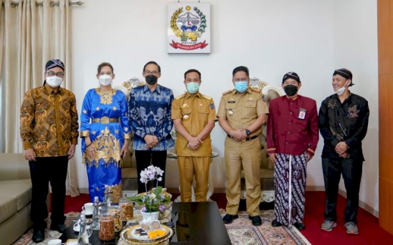 SILATURAHMI. Gubernur Sulsel Andi Sudirman Sulaiman menerima kunjungan silaturahmi dan koordinasi Wakil Kepala BPIP Prof Hariyono beserta romboangan di Rumah Jabatan, Jl Yusuf Daeng Ngawing, Kota Makassar, Senin (23/5/2022). foto: istimewa