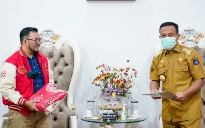 AUDIENSI. Ketua Panitia Pelaksana Pelantikan Pengurus IKA Unhas 2022-2026 Irwan Ade Saputra menemui Gubernur Sulsel Andi Sudirman Sulaiman di Rumah Jabatan Wakil Gubernur Sulsel, Kota Makassar, Selasa (10/5/2022). foto: istimewa