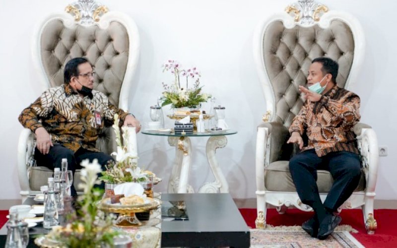 PERTEMUAN. Gubernur Sulsel, Andi Sudirman Sulaiman (kanan), menerima kunjungan dari tim Komisi Aparatur Sipil Negara (KASN) di Rumah Jabatan, Jl Yusuf Daeng Ngawing, Kota Makassar, Kamis (19/5/2022). foto: istimewa