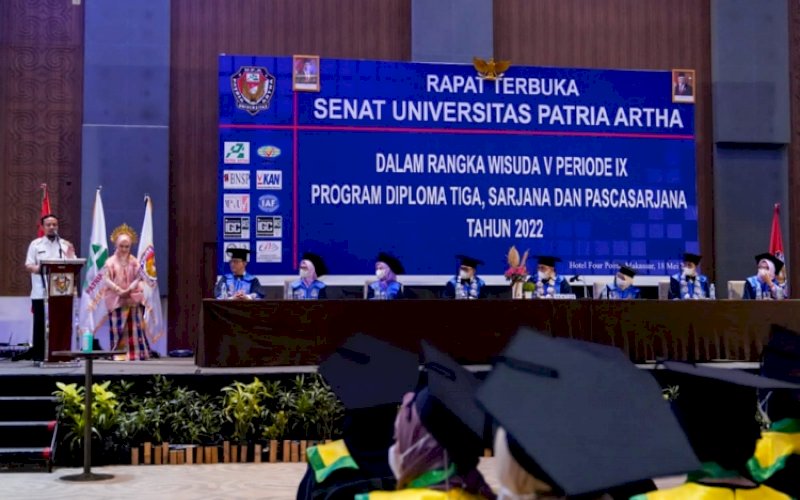 BERI SEMANGAT. Gubernur Sulsel, Andi Sudirman Sulaiman, memberikan semangat kepada para wisudawan Universitas Patria Artha (UPA) pada acara Rapat Senat terbuka Universitas Patria Artha dalam rangka Wisuda V Periode IX Program Diploma 3, Sarjana, dan Pascasarjana 2022 di Hotel Four Points by Sheraton Makassar, Rabu (18/5/2022). foto: istimewa