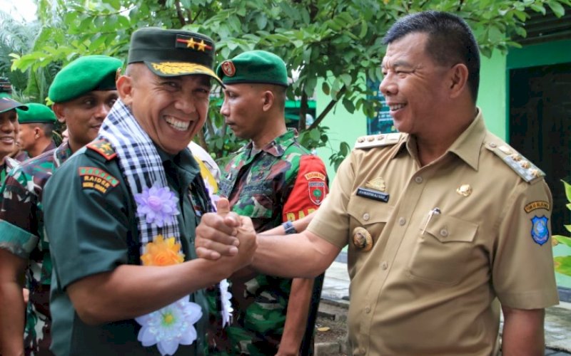 SALAM KOMANDO. Pangdam XIV Hasanuddin Mayjen TNI Andi Muhammad Bau Sawa Mappanyukki melakukan salam komando dengan Bupati Bulukumba Andi Muchtar Ali Yusuf. foto: istimewa