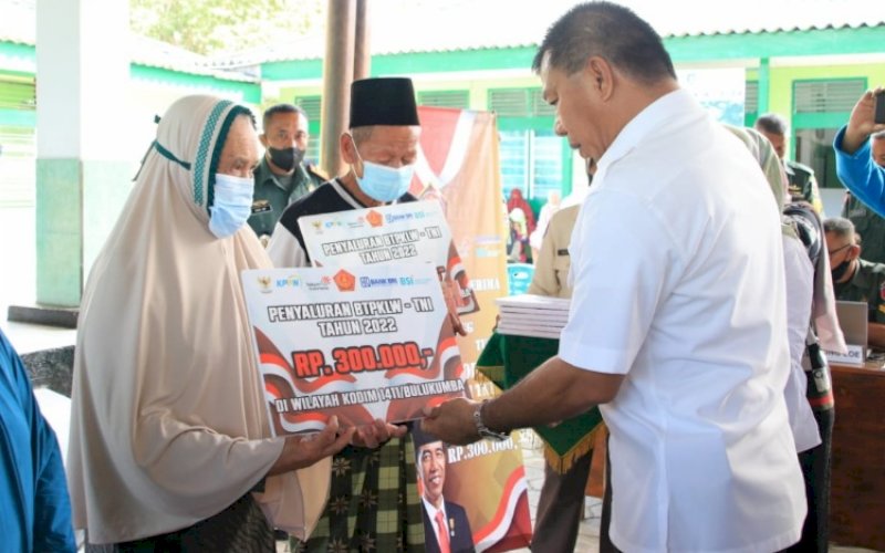 PENYERAHAN. Bupati Bulukumba, Andi Muchtar Ali Yusuf, menyerahkan Bantuan Langsung Tunai (BLT) bagi Pedagang Kaki Lima (PKL) di Aula Makodim 1411 Bulukumba, Rabu (18/5/2022). foto: istimewa 