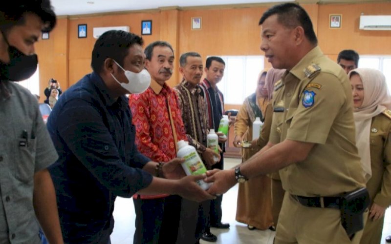 BANTUAN PUPUK. Bupati Bulukumba, Andi Muchtar Ali Yusuf, secara simbolis menyerahkan bantuan pupuk organik dari Kementerian Pertanian kepada perwakilan Gapoktan di Ruang Pola Kantor Bupati, Senin (30/5/2022). foto: istimewa