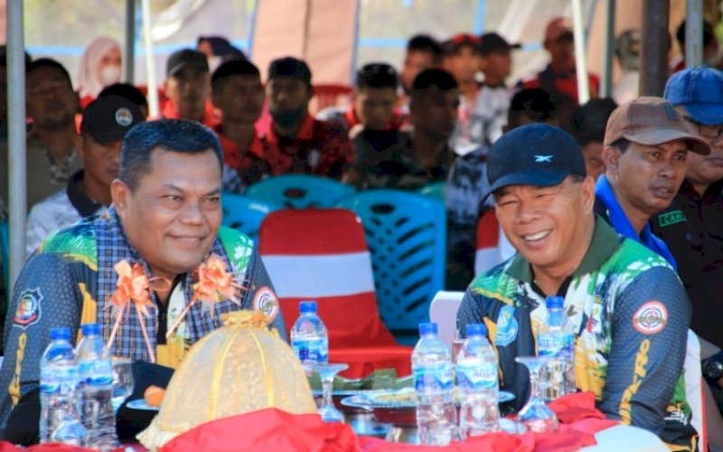 PEMBUKAAN. Ketua Umum PB Perbakin, Letnan Jenderal (Letjen) TNI Joni Supriyanto (kiri) bersama Bupati Bulukumba Andi Muchtar Ali Yusuf saat membuka kegiatan Indonesia International Long Range Grand Prix ke-2 Seri 3 di Dusun Bakung-bakung, Desa Lembanna, Kecamatan Bonto Bahari, Kabupaten Bulukumba, Sulsel, Sabtu (21/5/2022). foto: istimewa