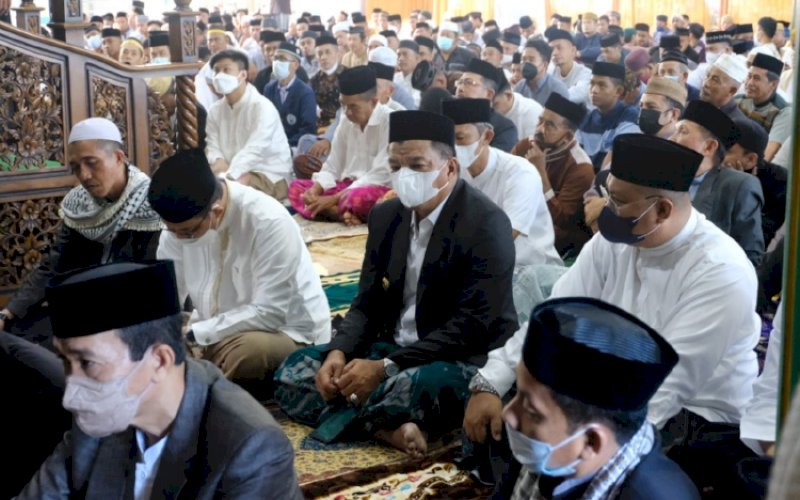 SALAT ID. Bupati Bulukumba, Andi Muchtar Ali Yusuf (tengah), bersama jemaah Salat Idulfitri 1443 H di Masjid Agung Bulukumba, Senin (2/5/2022). foto: istimewa