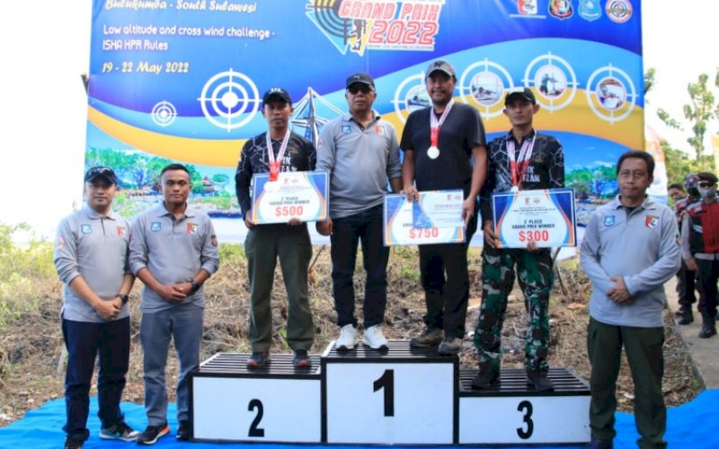 JUARA. Bupati Bulukumba, Andi Muchtar Ali Yusuf (tengah), pada penyerahan hadiah dan penutupan Indonesia International Long Range Grand Prix ke-2 Seri 3 di Dusun Bakung-bakung, Desa Lembanna, Kecamatan Bonto Bahari, Kabupaten Bulukumba, Sulsel, Minggu (22/5/2022). foto: istimewa