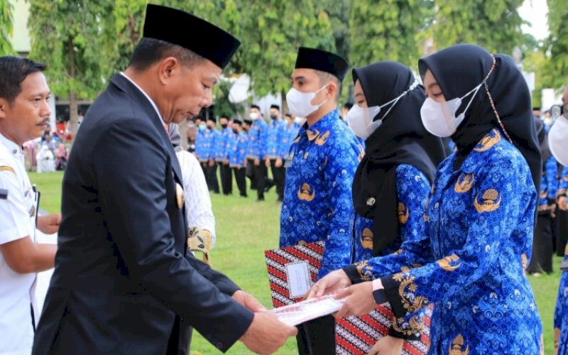 PENYERAHAN SK. Bupati Bulukumba, Andi Muchtar Ali Yusuf, menyerahkan SK pengangkatan kepada 288 CPNS hasil seleksi CPNS 2021 di halaman Kantor Bupati Bulukumba, Rabu (18/5/2022). foto: istimewa