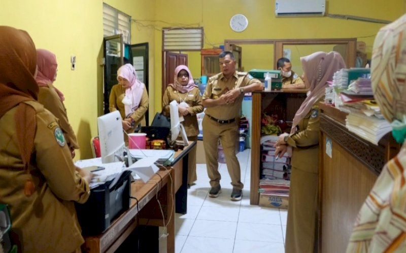 SIDAK. Bupati Bulukumba, Andi Muchtar Ali Yusuf, berdialog dengan para pegawai saat melakukan sidak hari pertama berkantor pascalibur dan cuti Lebaran Idulfitri 2022, Senin (9/5/2022). foto: istimewa