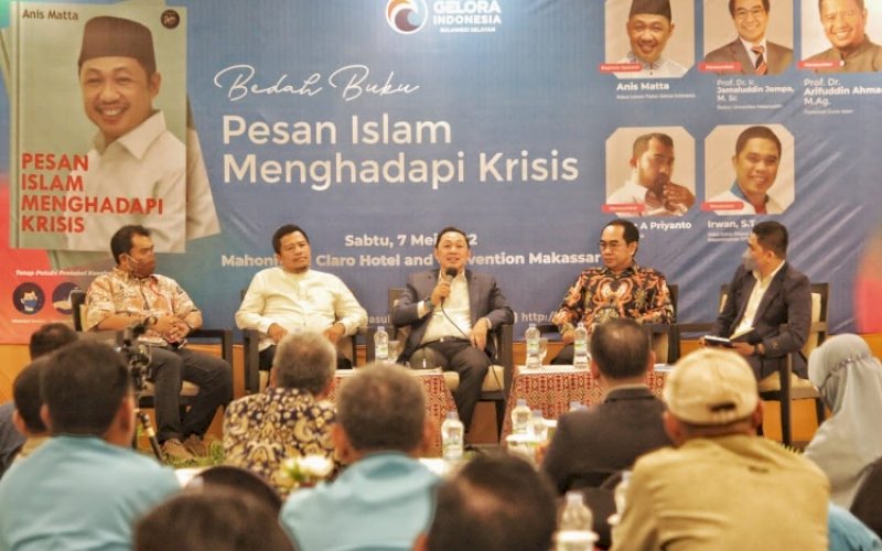 BEDAH BUKU. Bedah buku 'Pesan Islam Menghadapi Krisis' yang ditulis Ketua Umum DPP Partai Gelora Anis Matta di Claro Makassar, Sabtu (7/5/2022). foto: istimewa