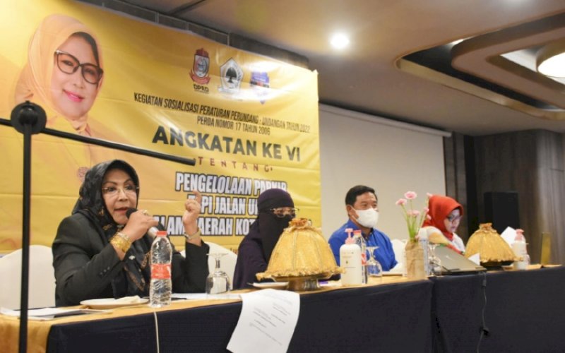 SOSIALISASI PERDA. Anggota DPRD Kota Makassar, Apiaty Amin Syam, saat Sosialisasi Perda Nomor 17 Tahun 2006 tentang Pengelolaan Parkir di Tepi Jalan Umum dalam Daerah Kota Makassar di Hotel Mercure, Jl AP Pettarani, Minggu (22/5/2022). foto: istimewa