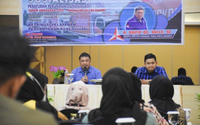 SOSIALISASI PERDA. Anggota DPRD Kota Makassar, Arifin Dg Kulle (kiri), melaksanakan sosialisasi Perda Nomor 11 Tahun 2011 tentang Retribusi Pelayanan Persampahan dan Kebersihan di Khas Makassar Hotel, Senin (30/5/2022). foto: istimewa
