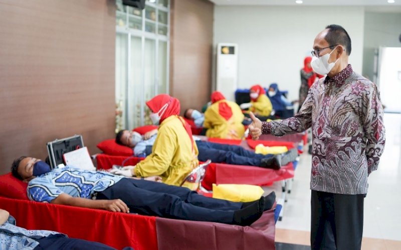DONOR DARAH. Direktur Teknik Perumda Air Minum Kota Makassar, Arifuddin Hamarung, memantau langsung donor darah yang diikuti pegawai Perumda Air Minum Kota Makassar di Kantor PMI Provinsi Sulsel, Jl Lanto Daeng Pasewang, Kota Makassar, Kamis (19/5/2022). foto: istimewa