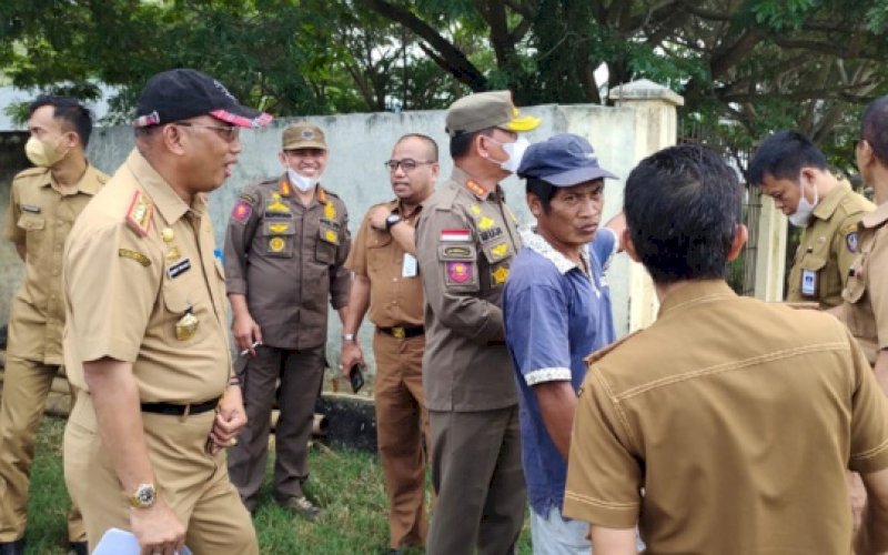 KUNJUNGAN. Kepala Dinas Perdagangan Sulsel, Ashari Fakhsirie Radjamilo (kiri), bersama rombongan melakukan kunjungan ke Kecamatan Binamu, Kabupaten Jeneponto, memantau rencana pembangunan arena pacuan kuda. foto: istimewa