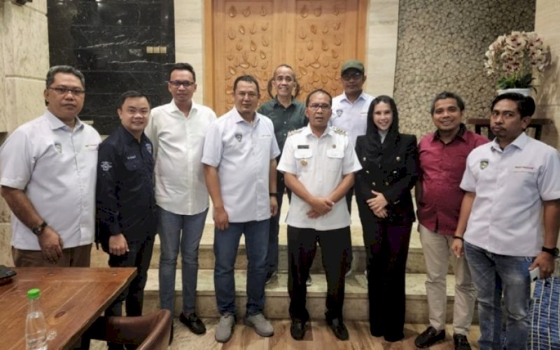 AUDIENSI. Tim Benteng Kupa Sports Team (BKST) yang dipimpin langsung Ketua BKST Ismail Manda diterima Wali Kota Makassar, Moh Ramdhan Pomanto di kediaman pribadinya, Jl Amirullah, Kota Makassar, Rabu (18/5/2022) malam. foto: istimewa