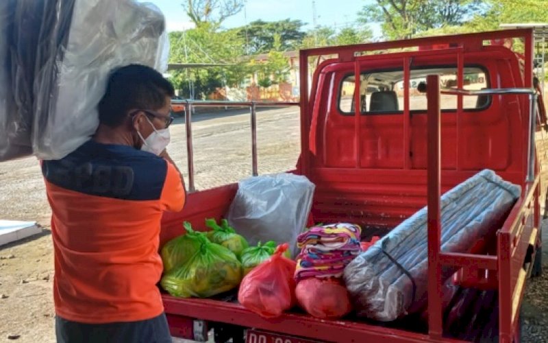 BANTUAN. Tim BPBD Provinsi Sulsel menyiapkan bantuan kepada korban kebakaran yang terjadi di Jl Kampung Baru, Kelurahan Antang, Kecamatan Manggala, Kota Makassar, Kamis (5/5/2022). foto: istimewa