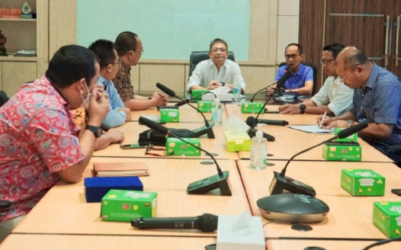 STUDI TIRU. Penjabat Direktur Utama, Beni Iskandar didampingi Penjabat Direktur Teknik dan pejabat struktural menerima kunjungan Ketua Dewan Pengawas, Direktur Utama, dan rombongan PDAM Kabupaten Subang, Jumat (27/5/2022). foto: istimewa