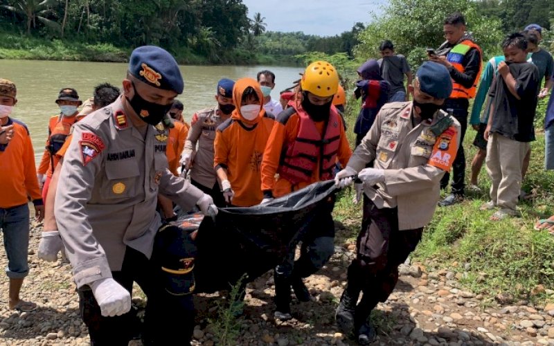 EVAKUASI. Tim SAR Gabungan melakukan evakuasi jasad Andi Ridwan (45), ditemukan dalam kondisi meninggal dunia di Sungai Tangka, Kecamatan Bulupoddo, Kabupaten Sinjai, Rabu (11/5/2022). foto: istimewa