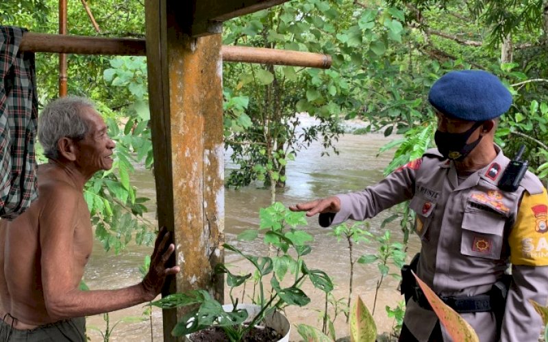 PATROLI. Tim SAT Batalyon C Pelopor berpatroli sekaligus memantau perkembangan situasi pascahujan deras yang terjadi sejak malam, Minggu (8/5/2022). foto: istimewa