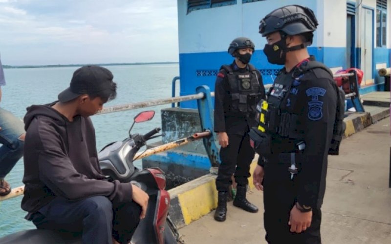 PATROLI. Personel Batalyon C Pelopor Satuan Brimob Polda Sulsel melaksanakan Patroli KRYD untuk mendukung keamanan dan kelancaran arus balik usai Lebaran Idulfitri 1443 H yang diprediksi berlangsung 7-8 Mei 2022. foto: istimewa