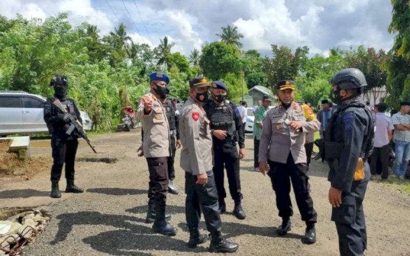 PENGAMANAN. Personel Batalyon C Pelopor Satbrimob Polda Sulsel diterjunkan melakukan pengamanan pelantikan kepada 54 kepala desa terpilih dalam pilkades serentak yang dilaksanakan di delapan kecamatan se-Kabupaten Sinjai, Rabu (25/5/2022). foto: istimewa