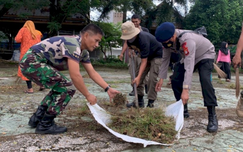 MEMBERSIHKAN. Personel Brimob Batalyon C Pelopor Satbrimob Polda Sulsel bersama puluhan anggota TNI membersihkan kompleks eks Pasar Sentral lama Watampone yang berlokasi di Kelurahan Jeppe'e, Kecamatan Tanete Riattang, Kabupaten Bone, Senin (30/5/2022). foto: istimewa
