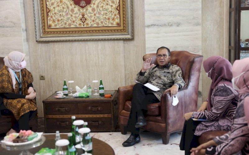 AUDIENSI. Tim USAID Momentum, Senior Program Manager South Sulawesi Salwa Mochtar saat melakukan audiensi dengan Wali Kota Makassar Moh Ramdhan Pomanto di kediaman pribadinya, Kamis (12/5/2022). foto: istimewa