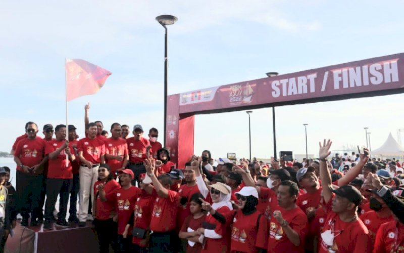 JALAN SANTAI. Wali Kota Makassar Moh Ramdhan Pomanto mendampingi Ketua Dewan PSBM Aksa Mahmud melepas rombongan jalan santai PSBM XXII 2022 yang digelar di Centre Point of Indonesia (CPI) Makassar, Minggu (15/5/2022). foto: istimewa
