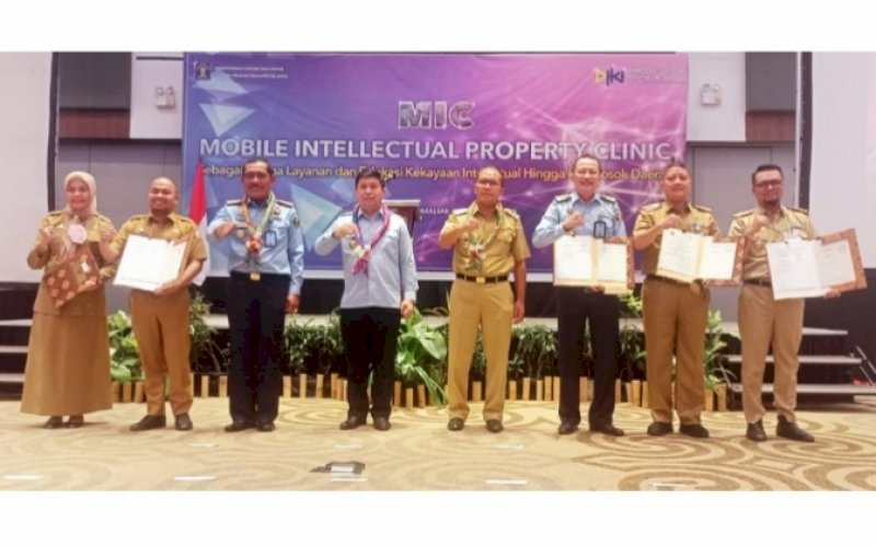 MOU. Pemkot Makassar dan Kantor Wilayah Kemenkumham Sulsel meneken MoU di bidang kekayaan intelektual Kepala Balitbangda Kota Makassar, Andi Bukti Djufrie (kedua kanan) di Four Points by Sheraton Hotel Makassar, Selasa (31/5/2022). Turut hadir Wali Kota Makassar, Moh Ramdhan Pomanto. foto: istimewa