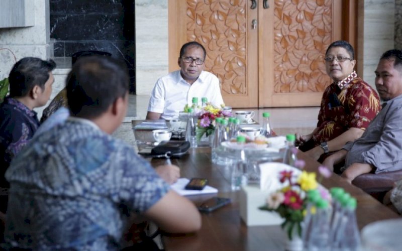 PERTEMUAN. Kepala Balitbangda Kota Makassar Andi Bukti Djufrie (kanan) mendampingi Wali Kota Makassar Moh Ramdhan Pomanto menerima kunjungan Forum Dekan di Kediaman Wali Kota Makassar, Jl Amirullah, Sabtu (28/5/2022). foto: istimewa