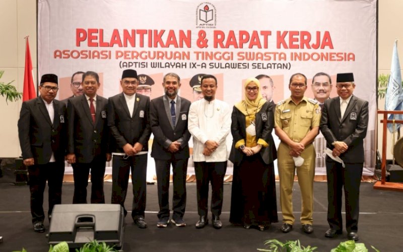 PELANTIKAN. Wali Kota Makassar, Moh Ramdhan Pomanto (kedua kanan), menghadiri pelantikan dan rapat kerja APTISI Wilayah IX-A Sulsel di Hotel Claro Makassar, Jumat (27/5/2022). foto: istimewa