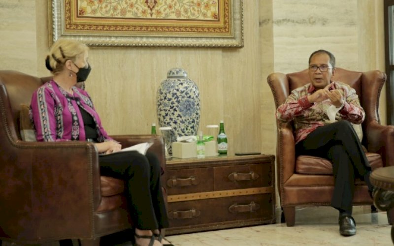 PERTEMUAN. Wali Kota Makassar Moh Ramdhan Pomanto menerima kunjungan Konsul Jendral Australia untuk Makassar Bronwny Robbins di kediaman pribadinya, Jl Amirullah, Kota Makassar, Kamis (19/5/2022). foto: istimewa