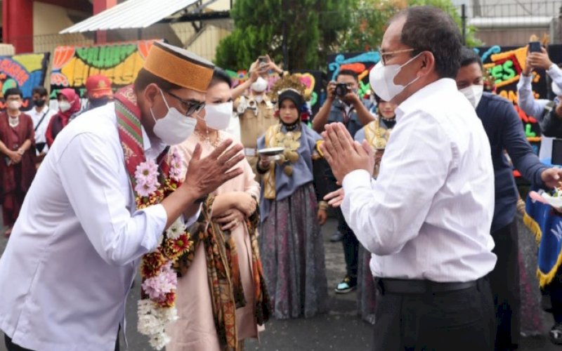 SAMBUTAN. Wali Kota Makassar Moh Ramdhan Pomanto (kanan) menyambut Menteri Perhubungan RI Budi Karya Sumadi pada peresmian Rumah Sakit (RS) Politeknik Ilmu Pelayaran (PIP) di Jl Tentara Pelajar, Kota Makassar, Jumat (27/5/2022). foto: istimewa