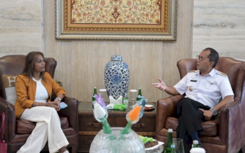 PERTEMUAN. Wali Kota Makassar, Moh Ramdhan Pomanto, menerima kunjungan tim European Investment Bank dan Giz Germany (Felicity) di kediaman pribadinya, Jl Amirullah, Kota Makassar, Rabu (18/5/2022). foto: istimewa