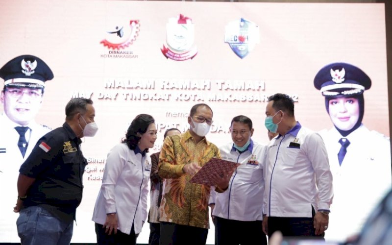 RAMAH TAMAH. Wali Kota Makassar, Moh Ramdhan Pomanto (tengah), saat menghadiri malam ramah tamah dalam rangka peringatan Hari Buruh Internasional 2022 (May Day) di Hotel Gammara, Jumat (13/5/2022) malam. foto: istimewa