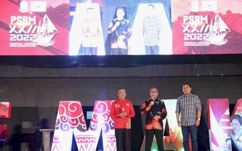 PENUTUPAN PSBM. Wali Kota Makassar Moh Ramdhan Pomanto (tengah) didampingi Ketua Umum DPP KKSS Muchlis Patahna (kiri) dan Ketua Kadin Sulsel Andi Iwan Darmawan Aras saat menutup secara resmi gala dinner dan closing ceremony PSBM XXII 2022 di Anjungan Pantai Losari Makassar, Minggu (15/5/2022). foto: istimewa