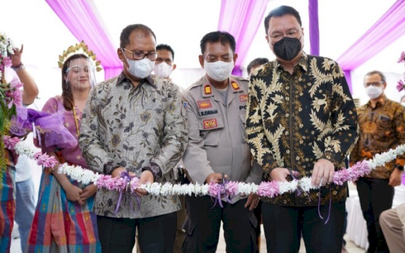 PERESMIAN. Wali Kota Makassar, Moh Ramdhan Pomanto, perwakilan dari Kepolisian Kota Makassar dan Iman Syahrizal selaku Sales Director MyRepublic melakukan pengguntingan pita peresmian Kantor MyRepublic di Jl Veteran Utara Nomor 402, Makassar, Sulsel. foto: istimewa