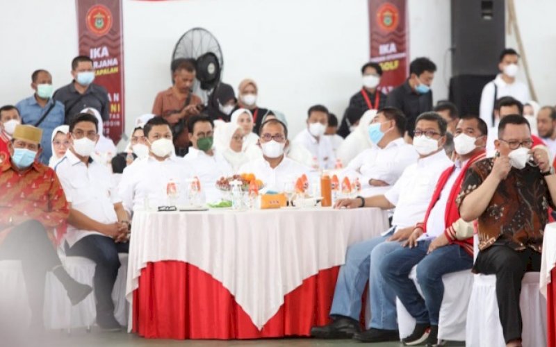 IKA UNHAS. Wali Kota Makassar, Moh Ramdhan Pomanto (tengah), menghadiri pelantikan pengurus IKA Unhas di Gedung JK Arenatorium GOR Unhas, Tamalanrea, Kota Makassar, Sabtu (14/5/2022). foto: istimewa