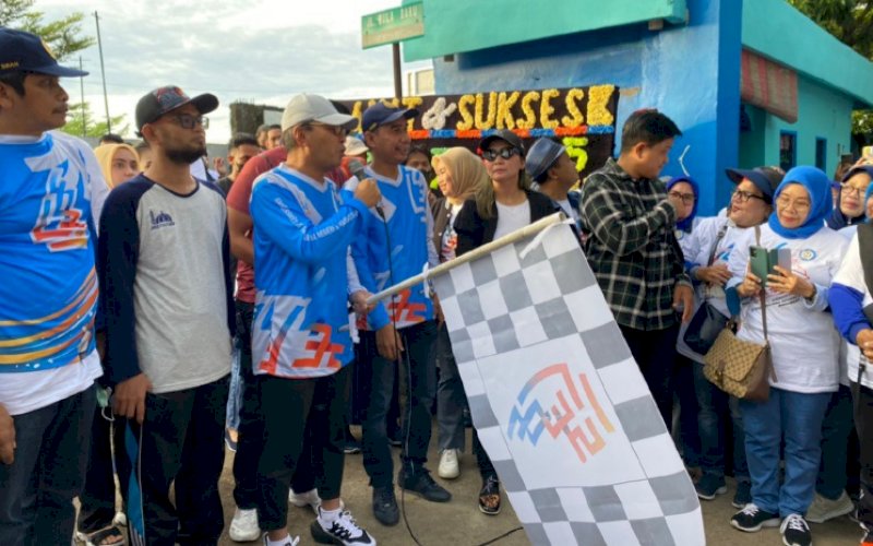 PELEPASAN. Wali Kota Makassar Moh Ramdhan Pomanto bersama Ketua Umum IKA SMAN 6 Makassar Rudianto Lallo melepas Ribuan alumni SMAN 6 Makassar memeriahkan jalan santai pada puncak milad ke-35 SMAN 6 Makassar, Minggu (29/5/2022). foto: istimewa