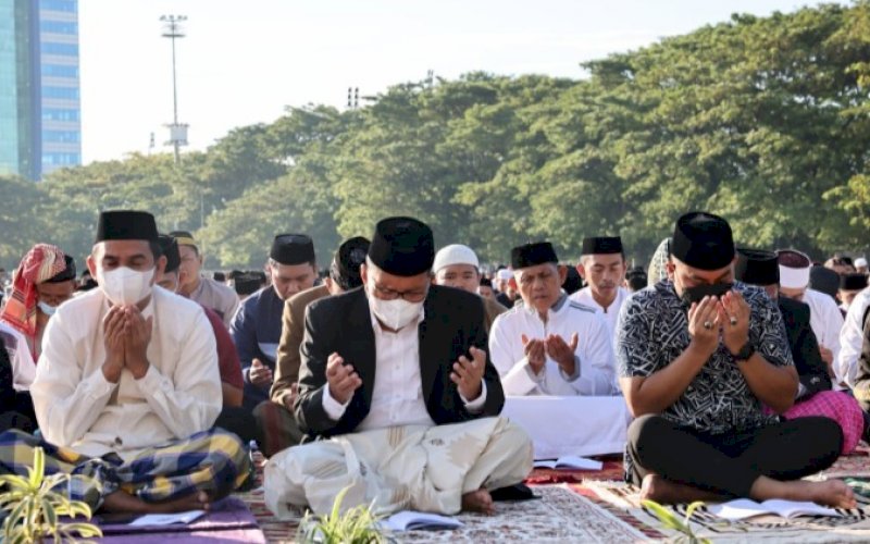 SALAT ID. Wali Kota Makassar Moh Ramdhan Pomanto (tengah) dan Ketua DPRD Kota Makassar Rudianto Lallo bersama jemaah Salat Idulfitri 1443 H di Lapangan Karebosi Makassar, Senin (2/5/2022). foto: istimewa