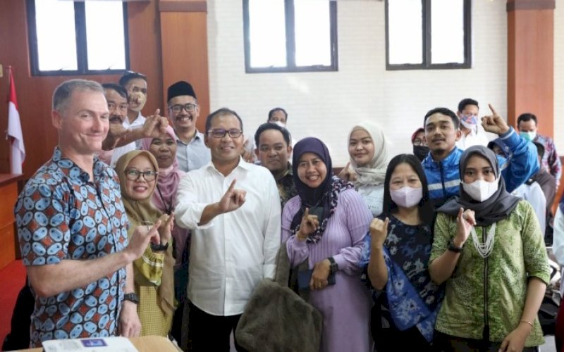 KUNJUNGAN. Wali Kota Makassar Moh Ramdhan Pomanto meneriman kunjungan Direktur USAID Democratic Right Governance Mr Wolter. foto: istimewa