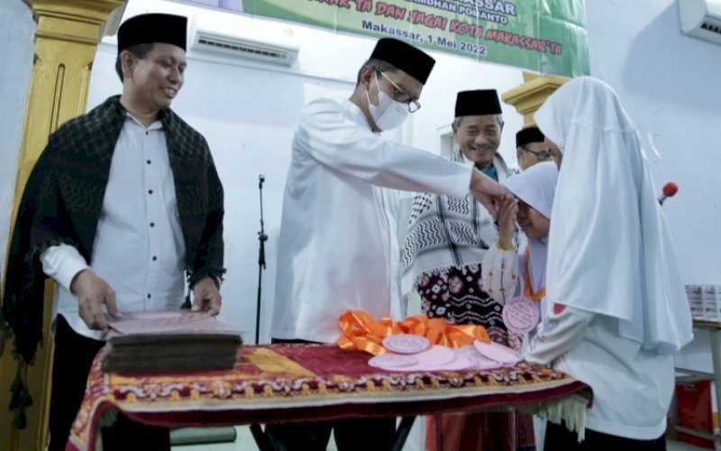 WISUDA SANTRI. Wali Kota Makassar, Moh Ramdhan Pomanto, mewisuda santri pendidikan Al Qur'an anak-anak untuk taman dewasa di Masjid Nur Al Aqsha, Kompleks Pertanian, Jl Amirullah, Kota Makassar, Minggu (1/5/2022). foto: istimewa 