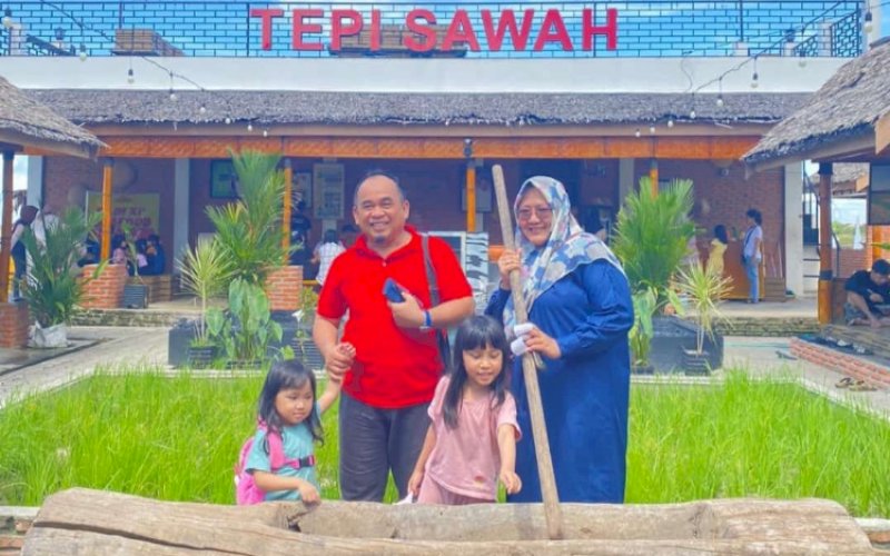 KULINER. Pengunjung berfoto di depan Tepi Sawah Sidrap. Rumah makan ini menyajikan bebek dan seafood yang begitu nikmat. foto: istimewa