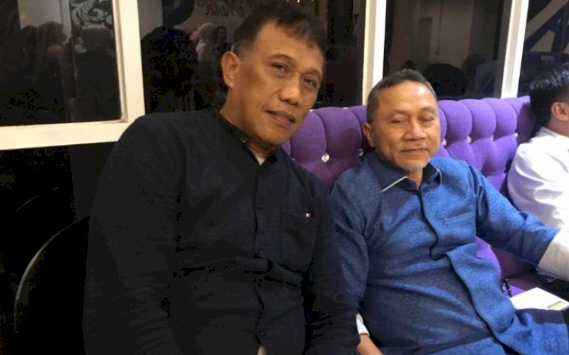KADER PAN. Pengurus PAN Kota Makassar Dedy Amiruddin (kiri) foto bersama Ketua Umum DPP PAN Zulkifli Hasan di sela-sela halalbihalal kader PAN se-Sulsel di Hotel Claro Makassar, Jumat (20/5/2022) malam. foto: istimewa