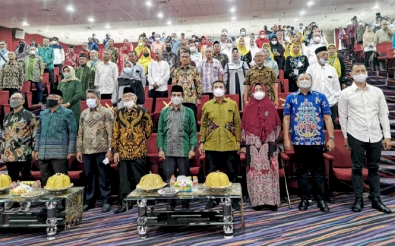 SILATURAHMI. Ratusan masyarakat Selayar berkumpul dalam agenda silaturahmi nasional di Ruang Teater Gedung Pinisi, Jl AP Pettarani, Kota Makassar, Minggu (15/5/2022). foto: istimewa