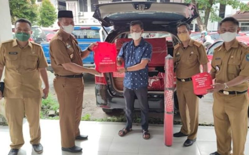 BANTUAN. Dinas Sosial Kabupaten Gowa telah menyalurkan bantuan logistik dari Pemprov Sulsel untuk korban terdampak musibah kebakaran di Kabupaten Gowa, Senin (9/5/2022). foto: istimewa